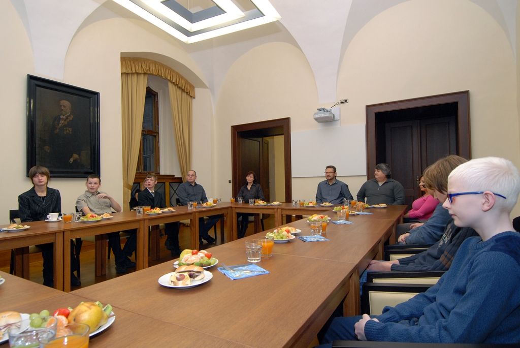 S úspěšnými handicapovanými sportovci se dnes (4.12.2014) setkal primátor města Martin Zrzavecký, náměstkyně pro školství a sociální věci Eva Herinková a radní pro podporu podnikání a sportu Michal Dvořák. Pozvání k neformálnímu posezení a společné diskusi přijali Kristýna Moravčíková, která vyniká v jízdě na tricyklu, mladí atleti Michal Vimmer a Josef Dekan, handbiker Pavel Foltýn, lukostřelci Jaroslav Zelenka a Štěpánka Kleisnerová i žáci ZŠ a MŠ pro zrakově postižené a vady řeči Plzeň Tomáš Kodýdek, Vilém Včala a Jaroslav Levý. Doprovodili je rodiče i trenéři Marcela Kulíšková a Roman Suda.