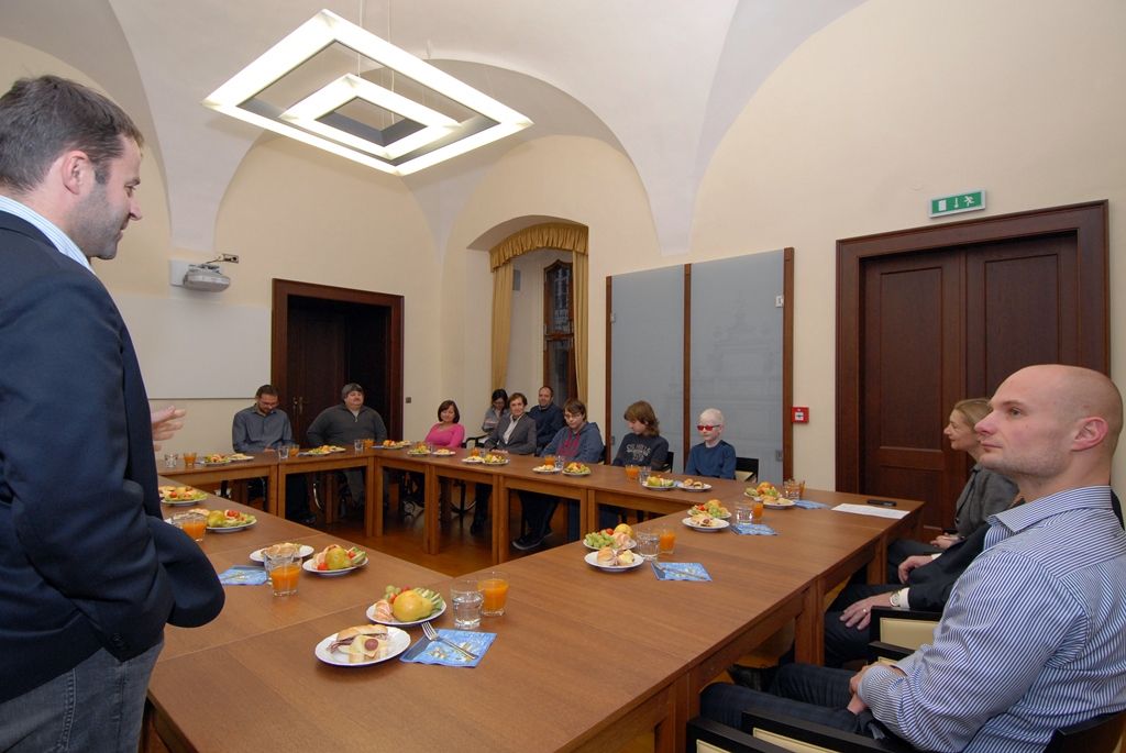 S úspěšnými handicapovanými sportovci se dnes (4.12.2014) setkal primátor města Martin Zrzavecký, náměstkyně pro školství a sociální věci Eva Herinková a radní pro podporu podnikání a sportu Michal Dvořák. Pozvání k neformálnímu posezení a společné diskusi přijali Kristýna Moravčíková, která vyniká v jízdě na tricyklu, mladí atleti Michal Vimmer a Josef Dekan, handbiker Pavel Foltýn, lukostřelci Jaroslav Zelenka a Štěpánka Kleisnerová i žáci ZŠ a MŠ pro zrakově postižené a vady řeči Plzeň Tomáš Kodýdek, Vilém Včala a Jaroslav Levý. Doprovodili je rodiče i trenéři Marcela Kulíšková a Roman Suda.