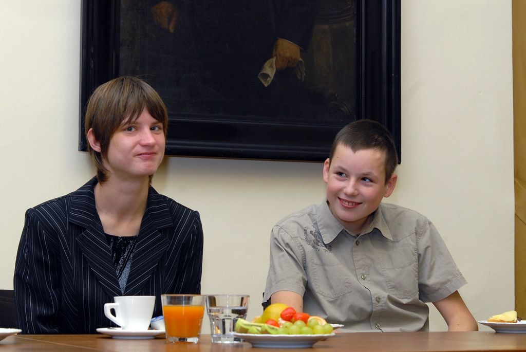 S úspěšnými handicapovanými sportovci se dnes (4.12.2014) setkal primátor města Martin Zrzavecký, náměstkyně pro školství a sociální věci Eva Herinková a radní pro podporu podnikání a sportu Michal Dvořák. Pozvání k neformálnímu posezení a společné diskusi přijali Kristýna Moravčíková, která vyniká v jízdě na tricyklu, mladí atleti Michal Vimmer a Josef Dekan, handbiker Pavel Foltýn, lukostřelci Jaroslav Zelenka a Štěpánka Kleisnerová i žáci ZŠ a MŠ pro zrakově postižené a vady řeči Plzeň Tomáš Kodýdek, Vilém Včala a Jaroslav Levý. Doprovodili je rodiče i trenéři Marcela Kulíšková a Roman Suda.