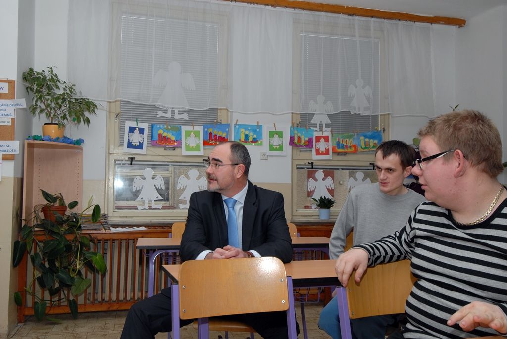 Škola v Macháčkově ulici na Skvrňanech je jiná než tradiční školní zařízení. Je školou mimořádnou určenou pro žáky se speciálními vzdělávacími potřebami v oblasti mentálního a tělesného postižení a s autismem. Právě pro autistické děti tady před dvěma lety vznikla také mateřská škola se dvěma třídami, která do té doby v Plzeňském kraji chyběla. Vyučování tady zajišťují zkušení odborní pedagogové s pedagogickou asistencí. Velkou výhodou je, že po mateřské škole mohou děti ve stejné budově pokračovat v dalším speciálním vzdělávání ve třídách základní školy. Součástí je také praktická dvouletá škola, která připravuje žáky pro výkon jednoduchých prací a činností v běžném životě. (foto: 9.12.2014)