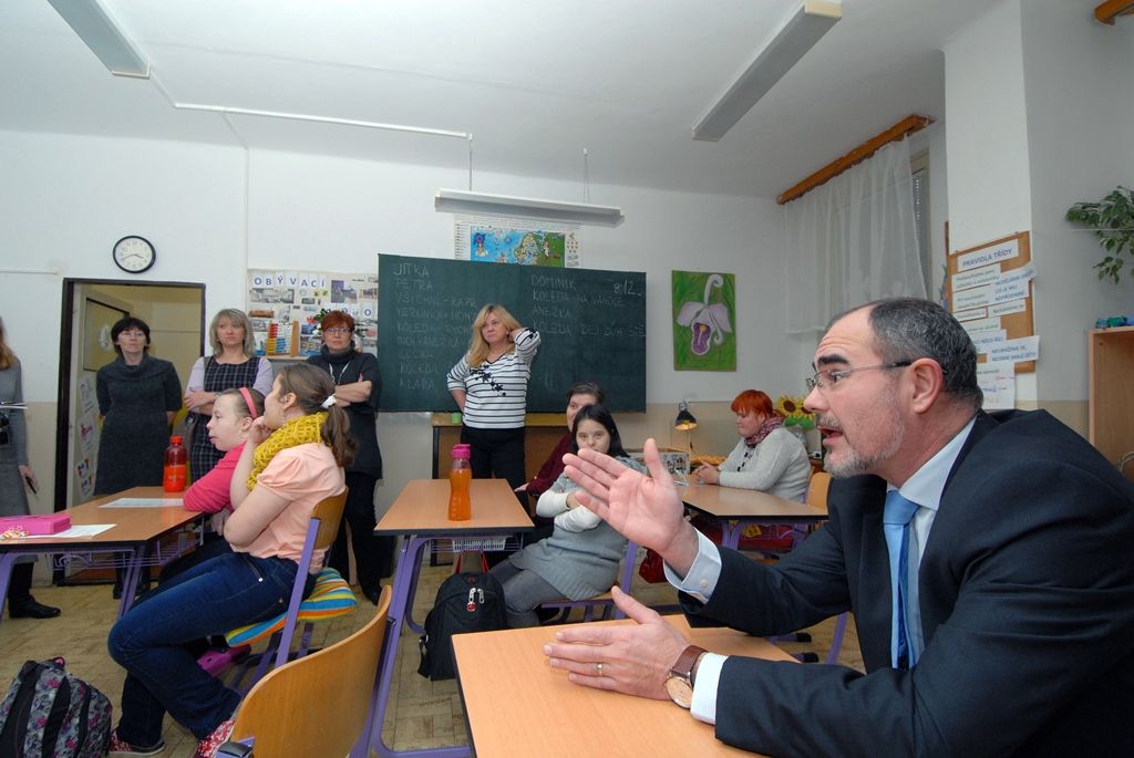 Škola v Macháčkově ulici na Skvrňanech je jiná než tradiční školní zařízení. Je školou mimořádnou určenou pro žáky se speciálními vzdělávacími potřebami v oblasti mentálního a tělesného postižení a s autismem. Právě pro autistické děti tady před dvěma lety vznikla také mateřská škola se dvěma třídami, která do té doby v Plzeňském kraji chyběla. Vyučování tady zajišťují zkušení odborní pedagogové s pedagogickou asistencí. Velkou výhodou je, že po mateřské škole mohou děti ve stejné budově pokračovat v dalším speciálním vzdělávání ve třídách základní školy. Součástí je také praktická dvouletá škola, která připravuje žáky pro výkon jednoduchých prací a činností v běžném životě. (foto: 9.12.2014)
