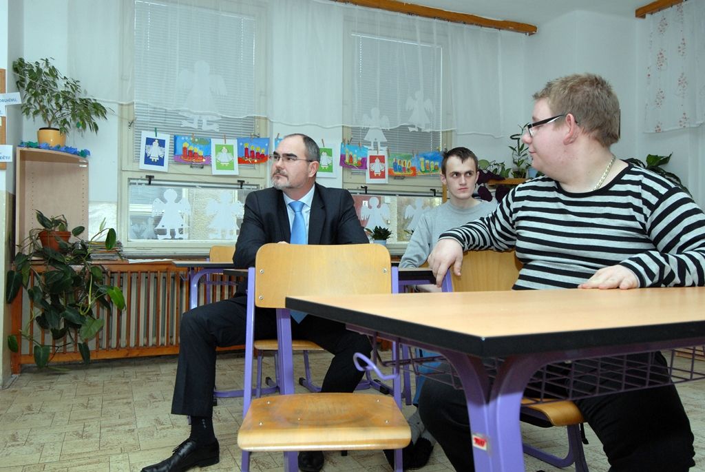 Škola v Macháčkově ulici na Skvrňanech je jiná než tradiční školní zařízení. Je školou mimořádnou určenou pro žáky se speciálními vzdělávacími potřebami v oblasti mentálního a tělesného postižení a s autismem. Právě pro autistické děti tady před dvěma lety vznikla také mateřská škola se dvěma třídami, která do té doby v Plzeňském kraji chyběla. Vyučování tady zajišťují zkušení odborní pedagogové s pedagogickou asistencí. Velkou výhodou je, že po mateřské škole mohou děti ve stejné budově pokračovat v dalším speciálním vzdělávání ve třídách základní školy. Součástí je také praktická dvouletá škola, která připravuje žáky pro výkon jednoduchých prací a činností v běžném životě. (foto: 9.12.2014)