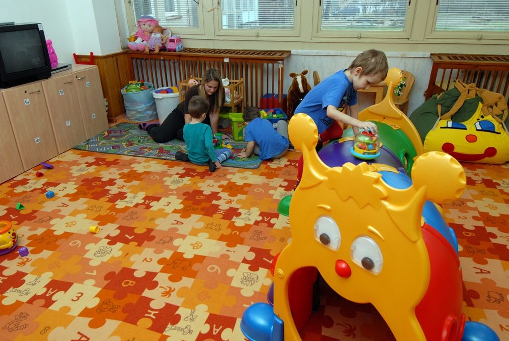 Škola v Macháčkově ulici na Skvrňanech je jiná než tradiční školní zařízení. Je školou mimořádnou určenou pro žáky se speciálními vzdělávacími potřebami v oblasti mentálního a tělesného postižení a s autismem. Právě pro autistické děti tady před dvěma lety vznikla také mateřská škola se dvěma třídami, která do té doby v Plzeňském kraji chyběla. Vyučování tady zajišťují zkušení odborní pedagogové s pedagogickou asistencí. Velkou výhodou je, že po mateřské škole mohou děti ve stejné budově pokračovat v dalším speciálním vzdělávání ve třídách základní školy. Součástí je také praktická dvouletá škola, která připravuje žáky pro výkon jednoduchých prací a činností v běžném životě. (foto: 9.12.2014)