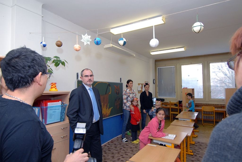 Škola v Macháčkově ulici na Skvrňanech je jiná než tradiční školní zařízení. Je školou mimořádnou určenou pro žáky se speciálními vzdělávacími potřebami v oblasti mentálního a tělesného postižení a s autismem. Právě pro autistické děti tady před dvěma lety vznikla také mateřská škola se dvěma třídami, která do té doby v Plzeňském kraji chyběla. Vyučování tady zajišťují zkušení odborní pedagogové s pedagogickou asistencí. Velkou výhodou je, že po mateřské škole mohou děti ve stejné budově pokračovat v dalším speciálním vzdělávání ve třídách základní školy. Součástí je také praktická dvouletá škola, která připravuje žáky pro výkon jednoduchých prací a činností v běžném životě. (foto: 9.12.2014)