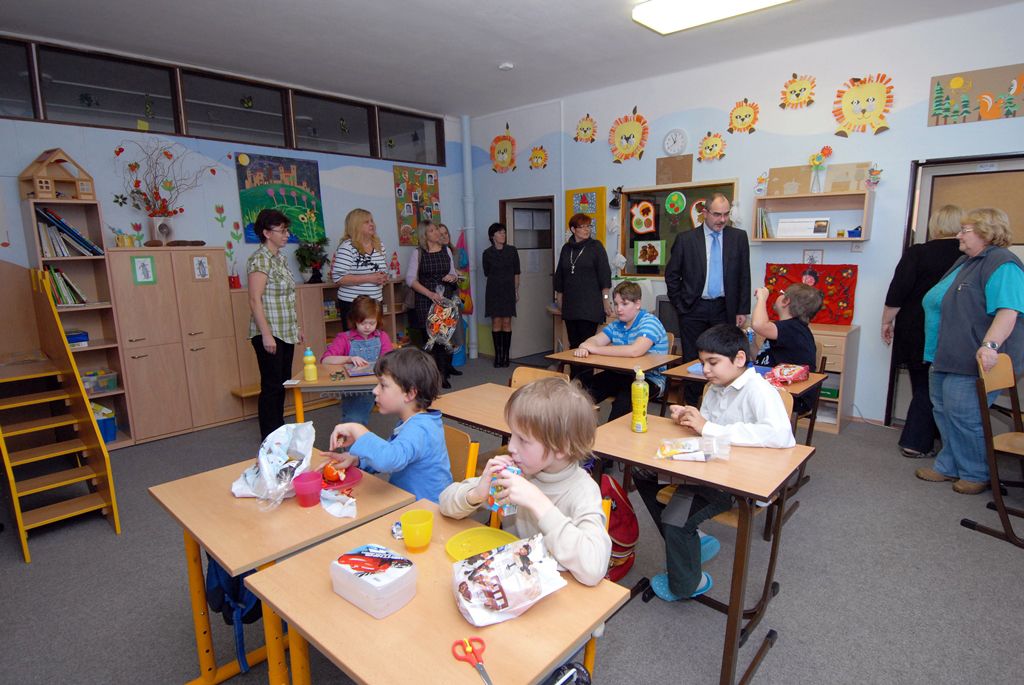 Škola v Macháčkově ulici na Skvrňanech je jiná než tradiční školní zařízení. Je školou mimořádnou určenou pro žáky se speciálními vzdělávacími potřebami v oblasti mentálního a tělesného postižení a s autismem. Právě pro autistické děti tady před dvěma lety vznikla také mateřská škola se dvěma třídami, která do té doby v Plzeňském kraji chyběla. Vyučování tady zajišťují zkušení odborní pedagogové s pedagogickou asistencí. Velkou výhodou je, že po mateřské škole mohou děti ve stejné budově pokračovat v dalším speciálním vzdělávání ve třídách základní školy. Součástí je také praktická dvouletá škola, která připravuje žáky pro výkon jednoduchých prací a činností v běžném životě. (foto: 9.12.2014)