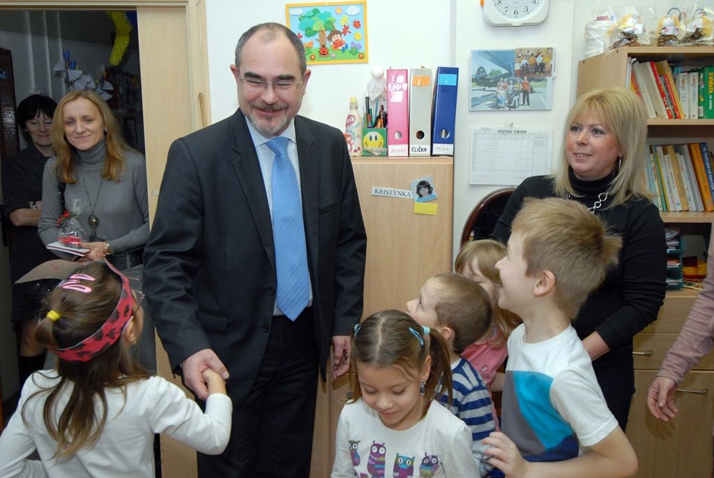 Škola v Macháčkově ulici na Skvrňanech je jiná než tradiční školní zařízení. Je školou mimořádnou určenou pro žáky se speciálními vzdělávacími potřebami v oblasti mentálního a tělesného postižení a s autismem. Právě pro autistické děti tady před dvěma lety vznikla také mateřská škola se dvěma třídami, která do té doby v Plzeňském kraji chyběla. Vyučování tady zajišťují zkušení odborní pedagogové s pedagogickou asistencí. Velkou výhodou je, že po mateřské škole mohou děti ve stejné budově pokračovat v dalším speciálním vzdělávání ve třídách základní školy. Součástí je také praktická dvouletá škola, která připravuje žáky pro výkon jednoduchých prací a činností v běžném životě. (foto: 9.12.2014)