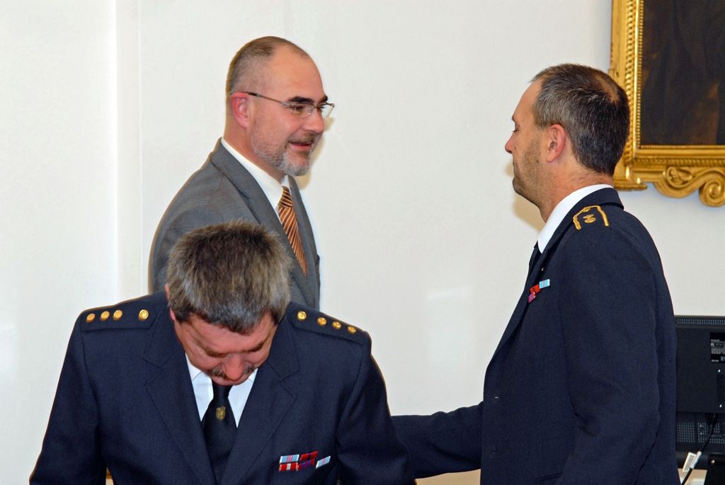 Aktuální problémy, které trápí dobrovolné hasiče v Plzni, si včera (16.12.2015) vyslechl primátor Martin Zrzavecký. Velitelé jednotek sborů dobrovolných hasičů na vánočním a současně také pracovním setkání poukázali na absenci starších dětí a mladé generace ve sborech, chybějící dlouhodobou motivaci nebo špatný stav hasičských zbrojnic.