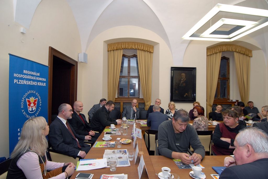 Předvánoční čas využili představitelé plzeňské městské správy a někteří členové Regionální hospodářské komory Plzeňského kraje k prvnímu setkání v novém volebním období. Uskutečnilo se na radnici pod záštitou radního pro oblast podpory podnikání a sportu Michala Dvořáka. (foto: 17.12.2014)