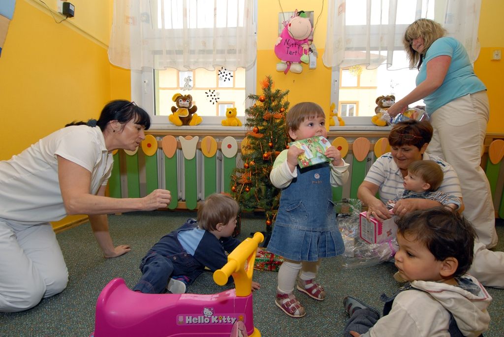 Část pracovního dne ve středu 17. prosince 2014 prožili někteří členové městské rady s klienty celkem šestadvaceti sociálních zařízení, aby se s nimi podělili o radost z dárků, které jim přišli předat. Předvánoční „cestování“ se stalo tradicí a milou příležitostí na okamžik se zastavit a prožít společně chvíle klidu, radosti a vzájemného porozumění, jež k adventu patří. (foto: V. Slámová, T. Šlajsová)