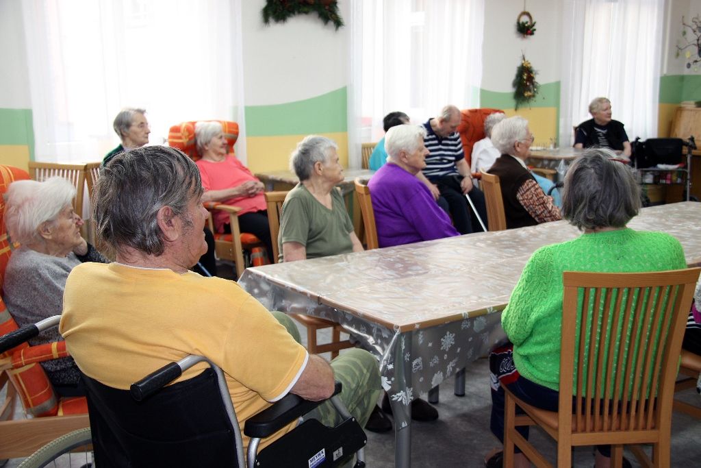 Část pracovního dne ve středu 17. prosince 2014 prožili někteří členové městské rady s klienty celkem šestadvaceti sociálních zařízení, aby se s nimi podělili o radost z dárků, které jim přišli předat. Předvánoční „cestování“ se stalo tradicí a milou příležitostí na okamžik se zastavit a prožít společně chvíle klidu, radosti a vzájemného porozumění, jež k adventu patří. (foto: V. Slámová, T. Šlajsová)