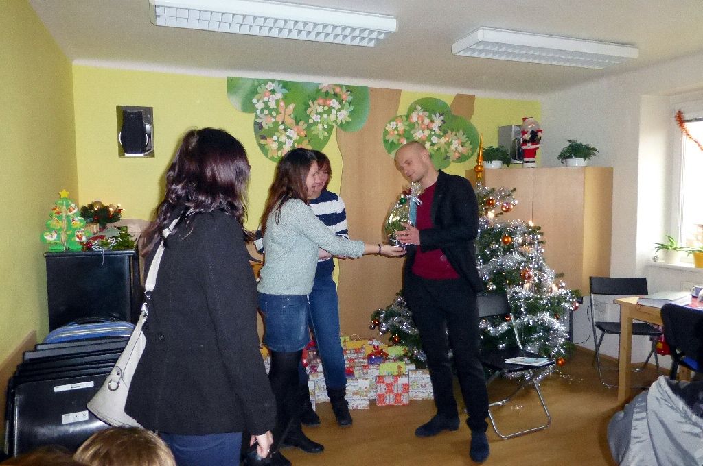 Část pracovního dne ve středu 17. prosince 2014 prožili někteří členové městské rady s klienty celkem šestadvaceti sociálních zařízení, aby se s nimi podělili o radost z dárků, které jim přišli předat. Předvánoční „cestování“ se stalo tradicí a milou příležitostí na okamžik se zastavit a prožít společně chvíle klidu, radosti a vzájemného porozumění, jež k adventu patří. (foto: V. Slámová, T. Šlajsová)