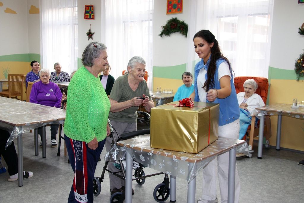 Část pracovního dne ve středu 17. prosince 2014 prožili někteří členové městské rady s klienty celkem šestadvaceti sociálních zařízení, aby se s nimi podělili o radost z dárků, které jim přišli předat. Předvánoční „cestování“ se stalo tradicí a milou příležitostí na okamžik se zastavit a prožít společně chvíle klidu, radosti a vzájemného porozumění, jež k adventu patří. (foto: V. Slámová, T. Šlajsová)