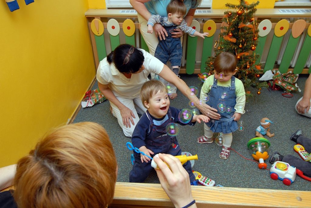 Část pracovního dne ve středu 17. prosince 2014 prožili někteří členové městské rady s klienty celkem šestadvaceti sociálních zařízení, aby se s nimi podělili o radost z dárků, které jim přišli předat. Předvánoční „cestování“ se stalo tradicí a milou příležitostí na okamžik se zastavit a prožít společně chvíle klidu, radosti a vzájemného porozumění, jež k adventu patří. (foto: V. Slámová, T. Šlajsová)