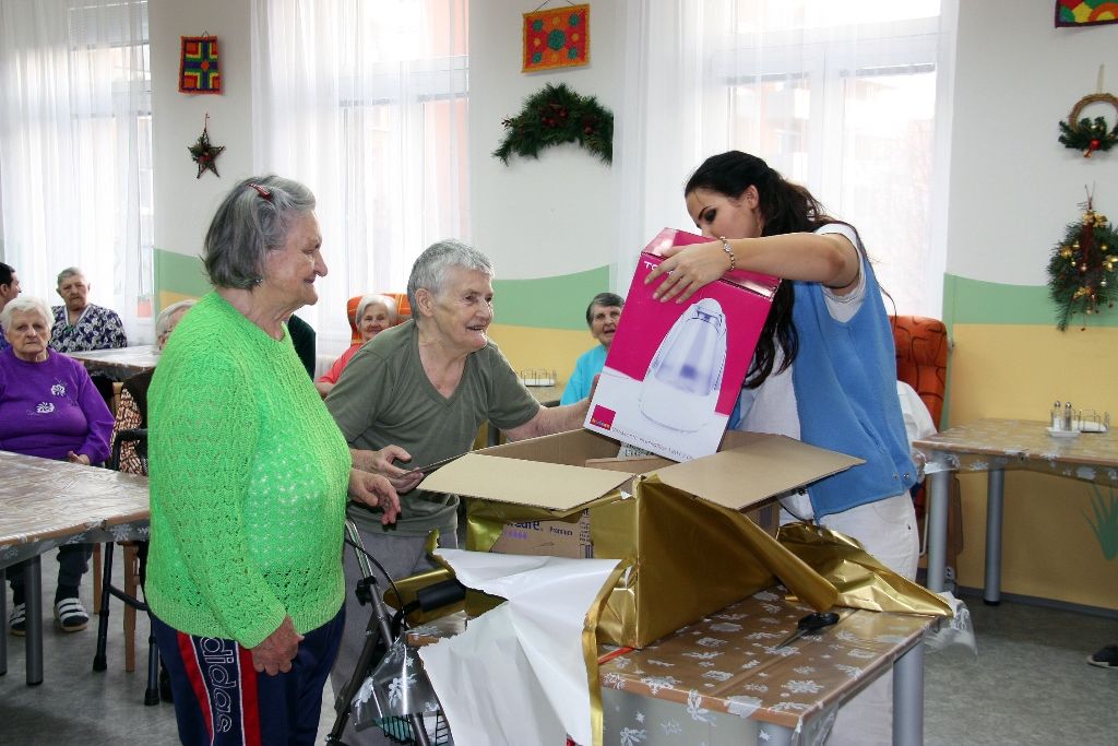 Část pracovního dne ve středu 17. prosince 2014 prožili někteří členové městské rady s klienty celkem šestadvaceti sociálních zařízení, aby se s nimi podělili o radost z dárků, které jim přišli předat. Předvánoční „cestování“ se stalo tradicí a milou příležitostí na okamžik se zastavit a prožít společně chvíle klidu, radosti a vzájemného porozumění, jež k adventu patří. (foto: V. Slámová, T. Šlajsová)