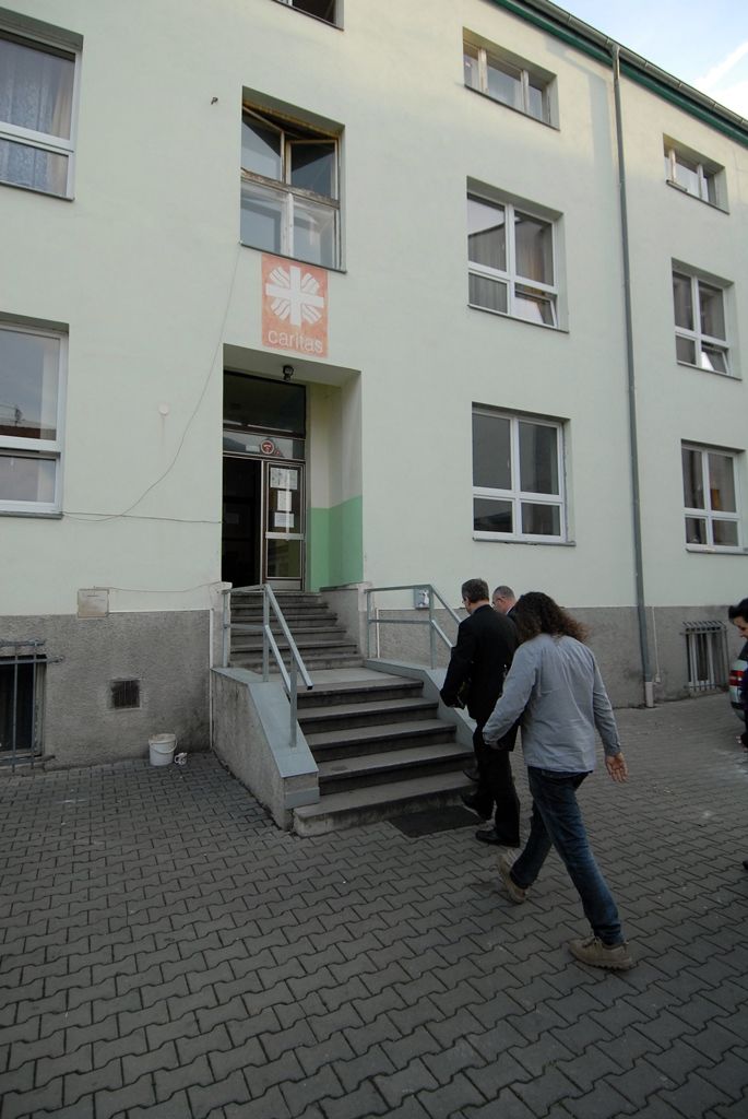 Část pracovního dne ve středu 17. prosince 2014 prožili někteří členové městské rady s klienty celkem šestadvaceti sociálních zařízení, aby se s nimi podělili o radost z dárků, které jim přišli předat. Předvánoční „cestování“ se stalo tradicí a milou příležitostí na okamžik se zastavit a prožít společně chvíle klidu, radosti a vzájemného porozumění, jež k adventu patří. (foto: V. Slámová, T. Šlajsová)