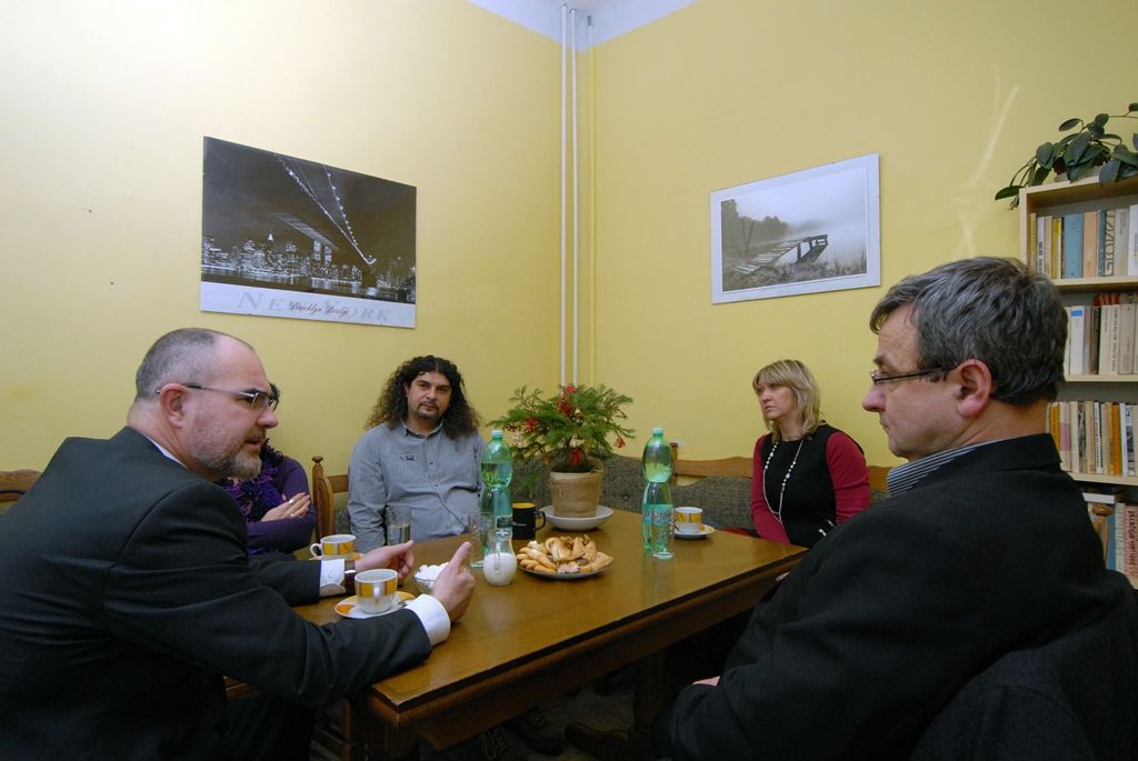 Část pracovního dne ve středu 17. prosince 2014 prožili někteří členové městské rady s klienty celkem šestadvaceti sociálních zařízení, aby se s nimi podělili o radost z dárků, které jim přišli předat. Předvánoční „cestování“ se stalo tradicí a milou příležitostí na okamžik se zastavit a prožít společně chvíle klidu, radosti a vzájemného porozumění, jež k adventu patří. (foto: V. Slámová, T. Šlajsová)