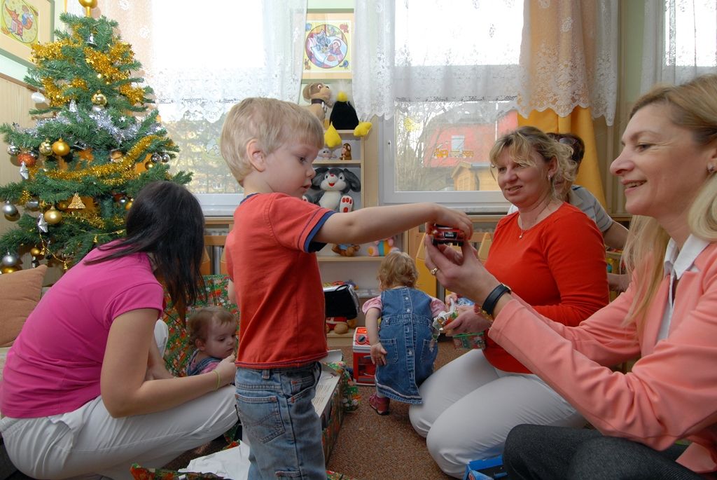 Část pracovního dne ve středu 17. prosince 2014 prožili někteří členové městské rady s klienty celkem šestadvaceti sociálních zařízení, aby se s nimi podělili o radost z dárků, které jim přišli předat. Předvánoční „cestování“ se stalo tradicí a milou příležitostí na okamžik se zastavit a prožít společně chvíle klidu, radosti a vzájemného porozumění, jež k adventu patří. (foto: V. Slámová, T. Šlajsová)