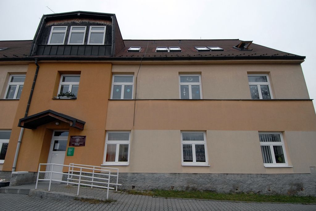 Část pracovního dne ve středu 17. prosince 2014 prožili někteří členové městské rady s klienty celkem šestadvaceti sociálních zařízení, aby se s nimi podělili o radost z dárků, které jim přišli předat. Předvánoční „cestování“ se stalo tradicí a milou příležitostí na okamžik se zastavit a prožít společně chvíle klidu, radosti a vzájemného porozumění, jež k adventu patří. (foto: V. Slámová, T. Šlajsová)
