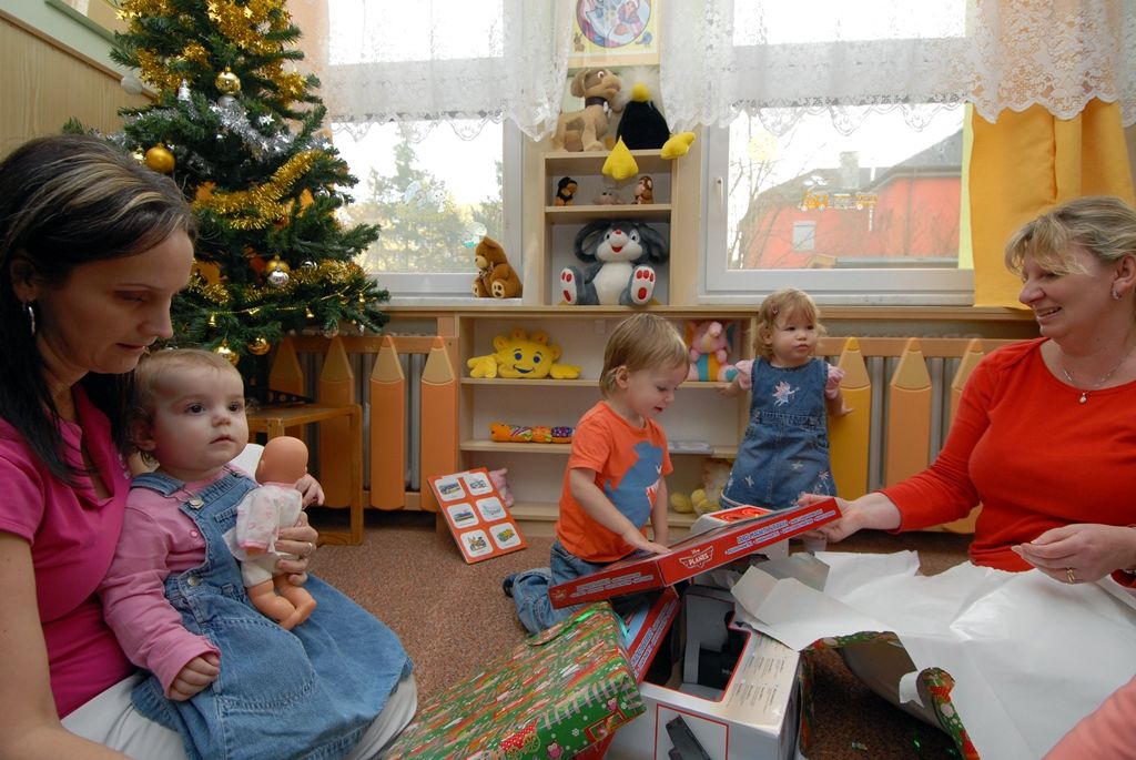 Část pracovního dne ve středu 17. prosince 2014 prožili někteří členové městské rady s klienty celkem šestadvaceti sociálních zařízení, aby se s nimi podělili o radost z dárků, které jim přišli předat. Předvánoční „cestování“ se stalo tradicí a milou příležitostí na okamžik se zastavit a prožít společně chvíle klidu, radosti a vzájemného porozumění, jež k adventu patří. (foto: V. Slámová, T. Šlajsová)