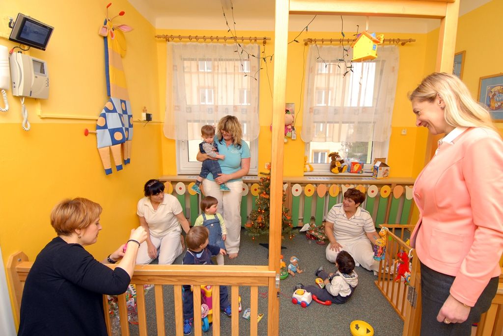Část pracovního dne ve středu 17. prosince 2014 prožili někteří členové městské rady s klienty celkem šestadvaceti sociálních zařízení, aby se s nimi podělili o radost z dárků, které jim přišli předat. Předvánoční „cestování“ se stalo tradicí a milou příležitostí na okamžik se zastavit a prožít společně chvíle klidu, radosti a vzájemného porozumění, jež k adventu patří. (foto: V. Slámová, T. Šlajsová)