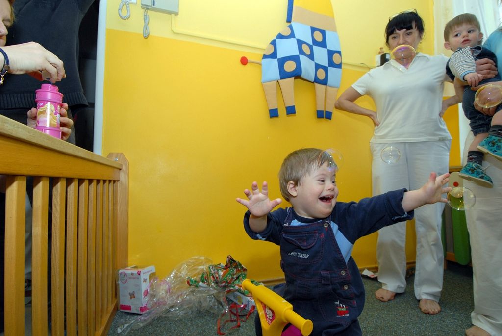 Část pracovního dne ve středu 17. prosince 2014 prožili někteří členové městské rady s klienty celkem šestadvaceti sociálních zařízení, aby se s nimi podělili o radost z dárků, které jim přišli předat. Předvánoční „cestování“ se stalo tradicí a milou příležitostí na okamžik se zastavit a prožít společně chvíle klidu, radosti a vzájemného porozumění, jež k adventu patří. (foto: V. Slámová, T. Šlajsová)