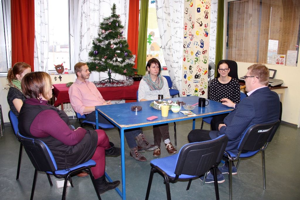 Část pracovního dne ve středu 17. prosince 2014 prožili někteří členové městské rady s klienty celkem šestadvaceti sociálních zařízení, aby se s nimi podělili o radost z dárků, které jim přišli předat. Předvánoční „cestování“ se stalo tradicí a milou příležitostí na okamžik se zastavit a prožít společně chvíle klidu, radosti a vzájemného porozumění, jež k adventu patří. (foto: V. Slámová, T. Šlajsová)