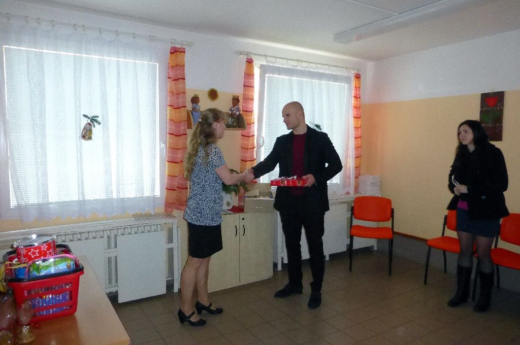 Část pracovního dne ve středu 17. prosince 2014 prožili někteří členové městské rady s klienty celkem šestadvaceti sociálních zařízení, aby se s nimi podělili o radost z dárků, které jim přišli předat. Předvánoční „cestování“ se stalo tradicí a milou příležitostí na okamžik se zastavit a prožít společně chvíle klidu, radosti a vzájemného porozumění, jež k adventu patří. (foto: V. Slámová, T. Šlajsová)
