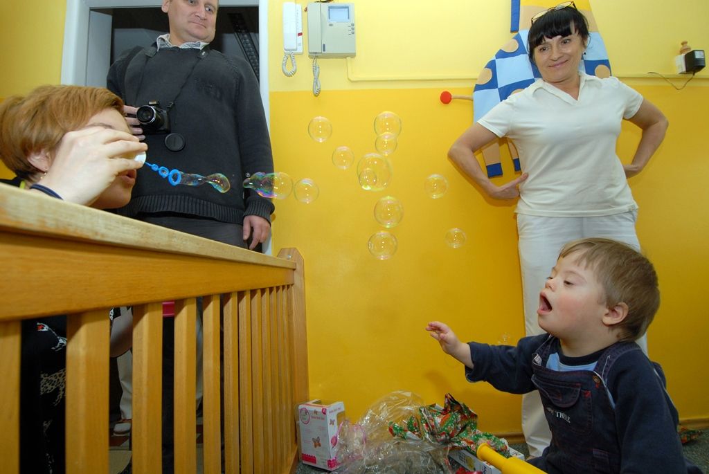 Část pracovního dne ve středu 17. prosince 2014 prožili někteří členové městské rady s klienty celkem šestadvaceti sociálních zařízení, aby se s nimi podělili o radost z dárků, které jim přišli předat. Předvánoční „cestování“ se stalo tradicí a milou příležitostí na okamžik se zastavit a prožít společně chvíle klidu, radosti a vzájemného porozumění, jež k adventu patří. (foto: V. Slámová, T. Šlajsová)