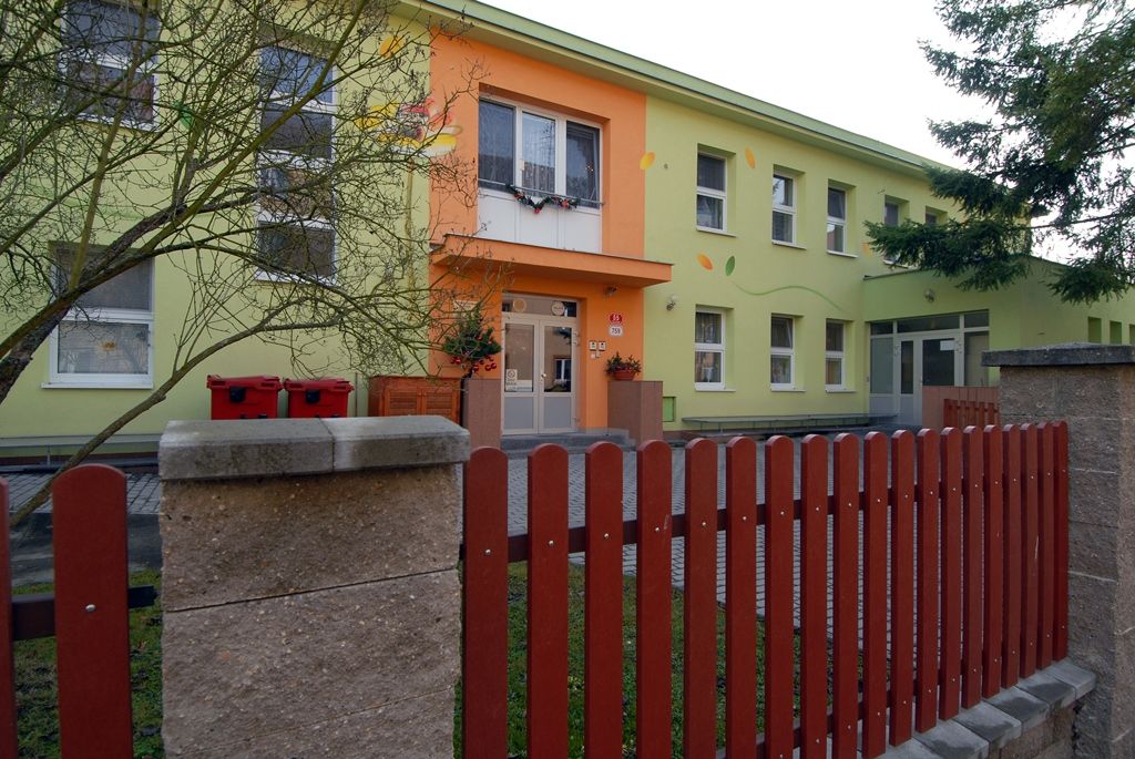 Část pracovního dne ve středu 17. prosince 2014 prožili někteří členové městské rady s klienty celkem šestadvaceti sociálních zařízení, aby se s nimi podělili o radost z dárků, které jim přišli předat. Předvánoční „cestování“ se stalo tradicí a milou příležitostí na okamžik se zastavit a prožít společně chvíle klidu, radosti a vzájemného porozumění, jež k adventu patří. (foto: V. Slámová, T. Šlajsová)