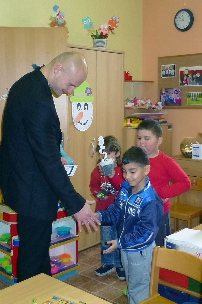 Část pracovního dne ve středu 17. prosince 2014 prožili někteří členové městské rady s klienty celkem šestadvaceti sociálních zařízení, aby se s nimi podělili o radost z dárků, které jim přišli předat. Předvánoční „cestování“ se stalo tradicí a milou příležitostí na okamžik se zastavit a prožít společně chvíle klidu, radosti a vzájemného porozumění, jež k adventu patří. (foto: V. Slámová, T. Šlajsová)