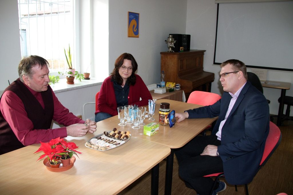 Část pracovního dne ve středu 17. prosince 2014 prožili někteří členové městské rady s klienty celkem šestadvaceti sociálních zařízení, aby se s nimi podělili o radost z dárků, které jim přišli předat. Předvánoční „cestování“ se stalo tradicí a milou příležitostí na okamžik se zastavit a prožít společně chvíle klidu, radosti a vzájemného porozumění, jež k adventu patří. (foto: V. Slámová, T. Šlajsová)