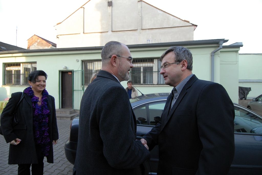 Část pracovního dne ve středu 17. prosince 2014 prožili někteří členové městské rady s klienty celkem šestadvaceti sociálních zařízení, aby se s nimi podělili o radost z dárků, které jim přišli předat. Předvánoční „cestování“ se stalo tradicí a milou příležitostí na okamžik se zastavit a prožít společně chvíle klidu, radosti a vzájemného porozumění, jež k adventu patří. (foto: V. Slámová, T. Šlajsová)