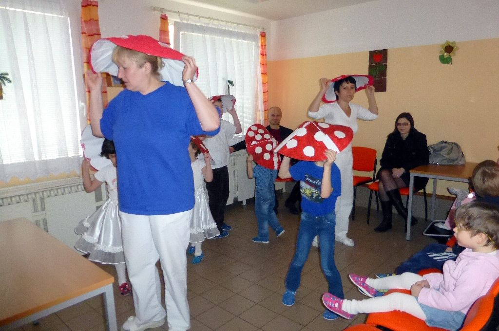 Část pracovního dne ve středu 17. prosince 2014 prožili někteří členové městské rady s klienty celkem šestadvaceti sociálních zařízení, aby se s nimi podělili o radost z dárků, které jim přišli předat. Předvánoční „cestování“ se stalo tradicí a milou příležitostí na okamžik se zastavit a prožít společně chvíle klidu, radosti a vzájemného porozumění, jež k adventu patří. (foto: V. Slámová, T. Šlajsová)