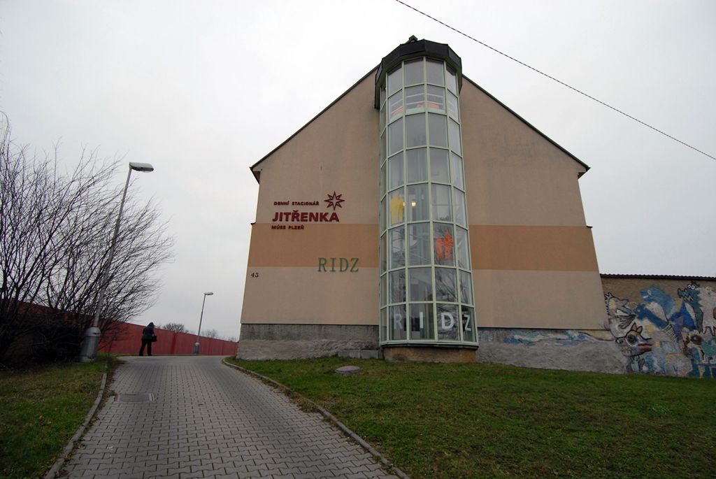 Část pracovního dne ve středu 17. prosince 2014 prožili někteří členové městské rady s klienty celkem šestadvaceti sociálních zařízení, aby se s nimi podělili o radost z dárků, které jim přišli předat. Předvánoční „cestování“ se stalo tradicí a milou příležitostí na okamžik se zastavit a prožít společně chvíle klidu, radosti a vzájemného porozumění, jež k adventu patří. (foto: V. Slámová, T. Šlajsová)