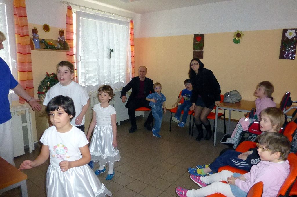 Část pracovního dne ve středu 17. prosince 2014 prožili někteří členové městské rady s klienty celkem šestadvaceti sociálních zařízení, aby se s nimi podělili o radost z dárků, které jim přišli předat. Předvánoční „cestování“ se stalo tradicí a milou příležitostí na okamžik se zastavit a prožít společně chvíle klidu, radosti a vzájemného porozumění, jež k adventu patří. (foto: V. Slámová, T. Šlajsová)