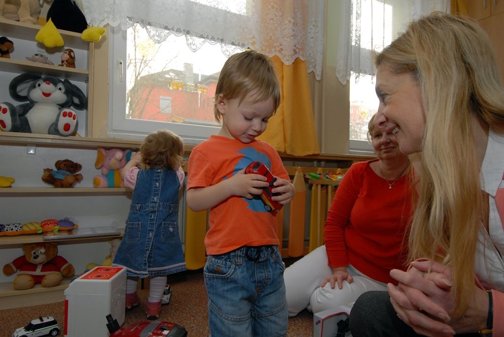 Část pracovního dne ve středu 17. prosince 2014 prožili někteří členové městské rady s klienty celkem šestadvaceti sociálních zařízení, aby se s nimi podělili o radost z dárků, které jim přišli předat. Předvánoční „cestování“ se stalo tradicí a milou příležitostí na okamžik se zastavit a prožít společně chvíle klidu, radosti a vzájemného porozumění, jež k adventu patří. (foto: V. Slámová, T. Šlajsová)