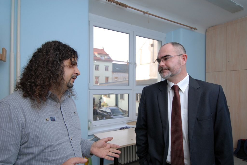 Část pracovního dne ve středu 17. prosince 2014 prožili někteří členové městské rady s klienty celkem šestadvaceti sociálních zařízení, aby se s nimi podělili o radost z dárků, které jim přišli předat. Předvánoční „cestování“ se stalo tradicí a milou příležitostí na okamžik se zastavit a prožít společně chvíle klidu, radosti a vzájemného porozumění, jež k adventu patří. (foto: V. Slámová, T. Šlajsová)