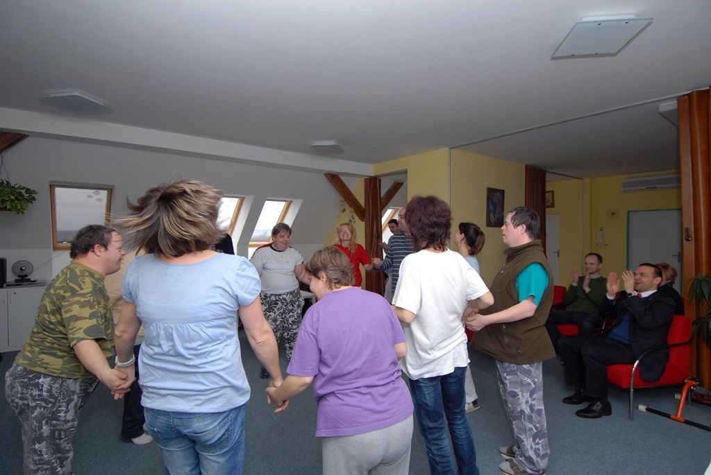 Část pracovního dne ve středu 17. prosince 2014 prožili někteří členové městské rady s klienty celkem šestadvaceti sociálních zařízení, aby se s nimi podělili o radost z dárků, které jim přišli předat. Předvánoční „cestování“ se stalo tradicí a milou příležitostí na okamžik se zastavit a prožít společně chvíle klidu, radosti a vzájemného porozumění, jež k adventu patří. (foto: V. Slámová, T. Šlajsová)