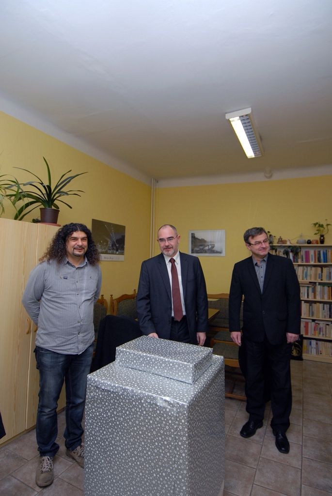 Část pracovního dne ve středu 17. prosince 2014 prožili někteří členové městské rady s klienty celkem šestadvaceti sociálních zařízení, aby se s nimi podělili o radost z dárků, které jim přišli předat. Předvánoční „cestování“ se stalo tradicí a milou příležitostí na okamžik se zastavit a prožít společně chvíle klidu, radosti a vzájemného porozumění, jež k adventu patří. (foto: V. Slámová, T. Šlajsová)