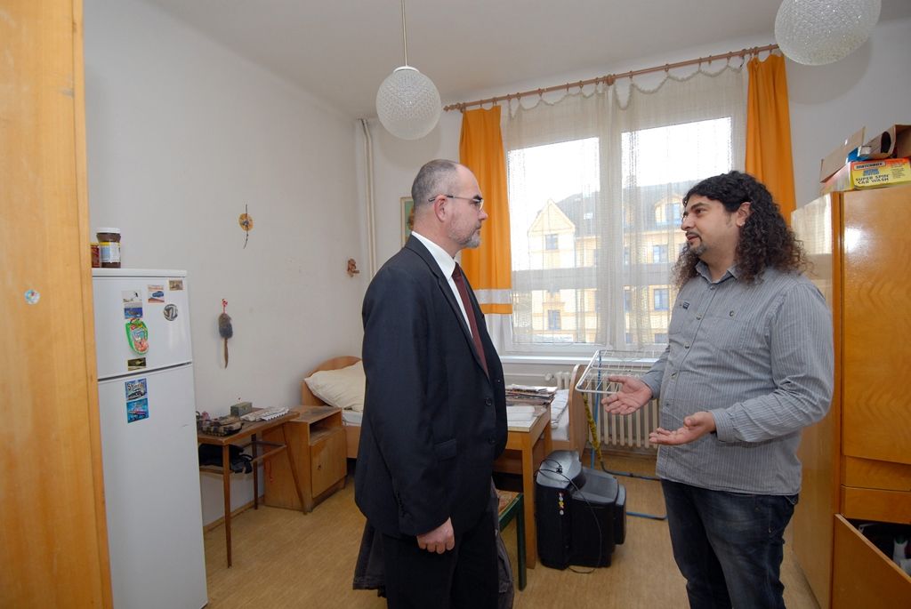 Část pracovního dne ve středu 17. prosince 2014 prožili někteří členové městské rady s klienty celkem šestadvaceti sociálních zařízení, aby se s nimi podělili o radost z dárků, které jim přišli předat. Předvánoční „cestování“ se stalo tradicí a milou příležitostí na okamžik se zastavit a prožít společně chvíle klidu, radosti a vzájemného porozumění, jež k adventu patří. (foto: V. Slámová, T. Šlajsová)