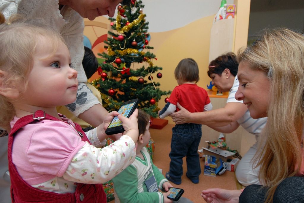 Část pracovního dne ve středu 17. prosince 2014 prožili někteří členové městské rady s klienty celkem šestadvaceti sociálních zařízení, aby se s nimi podělili o radost z dárků, které jim přišli předat. Předvánoční „cestování“ se stalo tradicí a milou příležitostí na okamžik se zastavit a prožít společně chvíle klidu, radosti a vzájemného porozumění, jež k adventu patří. (foto: V. Slámová, T. Šlajsová)