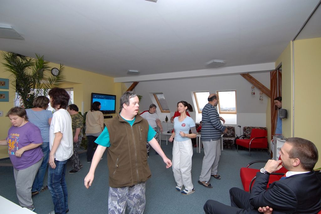 Část pracovního dne ve středu 17. prosince 2014 prožili někteří členové městské rady s klienty celkem šestadvaceti sociálních zařízení, aby se s nimi podělili o radost z dárků, které jim přišli předat. Předvánoční „cestování“ se stalo tradicí a milou příležitostí na okamžik se zastavit a prožít společně chvíle klidu, radosti a vzájemného porozumění, jež k adventu patří. (foto: V. Slámová, T. Šlajsová)