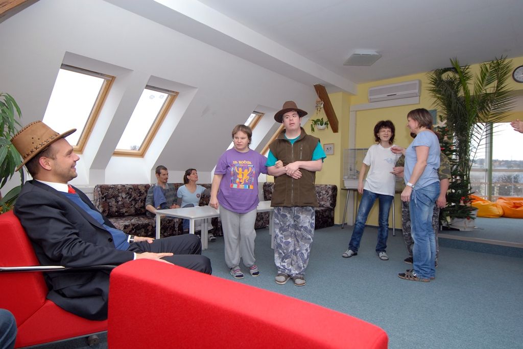 Část pracovního dne ve středu 17. prosince 2014 prožili někteří členové městské rady s klienty celkem šestadvaceti sociálních zařízení, aby se s nimi podělili o radost z dárků, které jim přišli předat. Předvánoční „cestování“ se stalo tradicí a milou příležitostí na okamžik se zastavit a prožít společně chvíle klidu, radosti a vzájemného porozumění, jež k adventu patří. (foto: V. Slámová, T. Šlajsová)