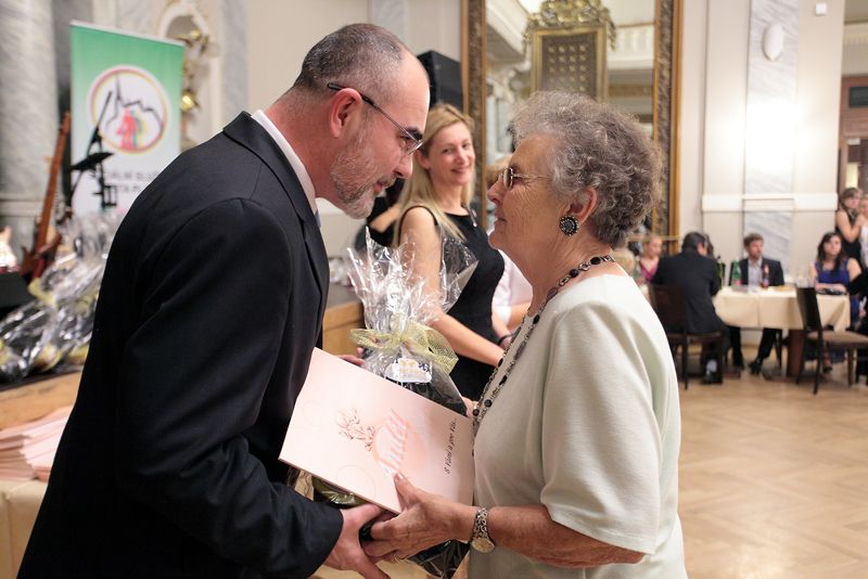 Město poosmé ocenilo dobrovolníky a pracovníky v sociálních službách. Tradiční akce Anděl 2014, kterou uspořádal odbor sociálních služeb magistrátu, se uskutečnila v pátek 19. prosince 2014 v Měšťanské besedě. Kromě nejvyššího ocenění Zlatý anděl se udělovaly tituly Anděl, Andělské ruce nebo Dobrá duše. K prvním gratulantům patřili primátor města Martin Zrzavecký i náměstkyně pro oblast školství a sociálních věcí Eva Herinková. (foto: Odbor sociálních služeb MMP)