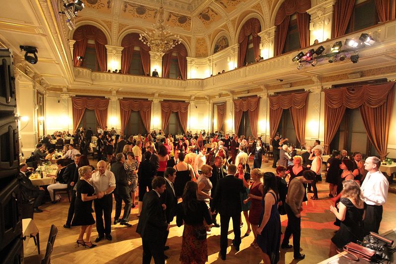 Město poosmé ocenilo dobrovolníky a pracovníky v sociálních službách. Tradiční akce Anděl 2014, kterou uspořádal odbor sociálních služeb magistrátu, se uskutečnila v pátek 19. prosince 2014 v Měšťanské besedě. Kromě nejvyššího ocenění Zlatý anděl se udělovaly tituly Anděl, Andělské ruce nebo Dobrá duše. K prvním gratulantům patřili primátor města Martin Zrzavecký i náměstkyně pro oblast školství a sociálních věcí Eva Herinková. (foto: Odbor sociálních služeb MMP)