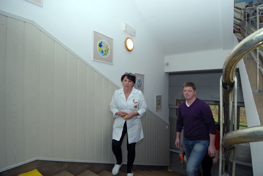 Do Dětského centra Plzeň v ulici Na Chmelnicích dnes (23.12.2014) zavítal technický náměstek primátora Pavel Šindelář. Návštěvou spojenou s předáním dárku pod stromeček udělal radost především těm, kteří v zařízení tráví vánoční čas. Dětské centrum Plzeň je jediné zdravotnické zařízení svého druhu v Plzeňském kraji, které poskytuje komplexní péči dětem od narození do tří let věku v sociální a zdravotně sociální tísni. Přijímá také ty, které nemohou ze závažných důvodů vyrůstat ve vlastní rodině. Odborná péče je věnována dětem s vrozenými vadami, tělesně a mentálně postiženým, které vyžadují ústavní péči. Dále umožňuje doléčovací a rekondiční pobyty pro chronicky nemocné a stará se o děti před umístěním do náhradních rodin. Odbornou poradenskou péči nabízí náhradním i biologickým rodinám.