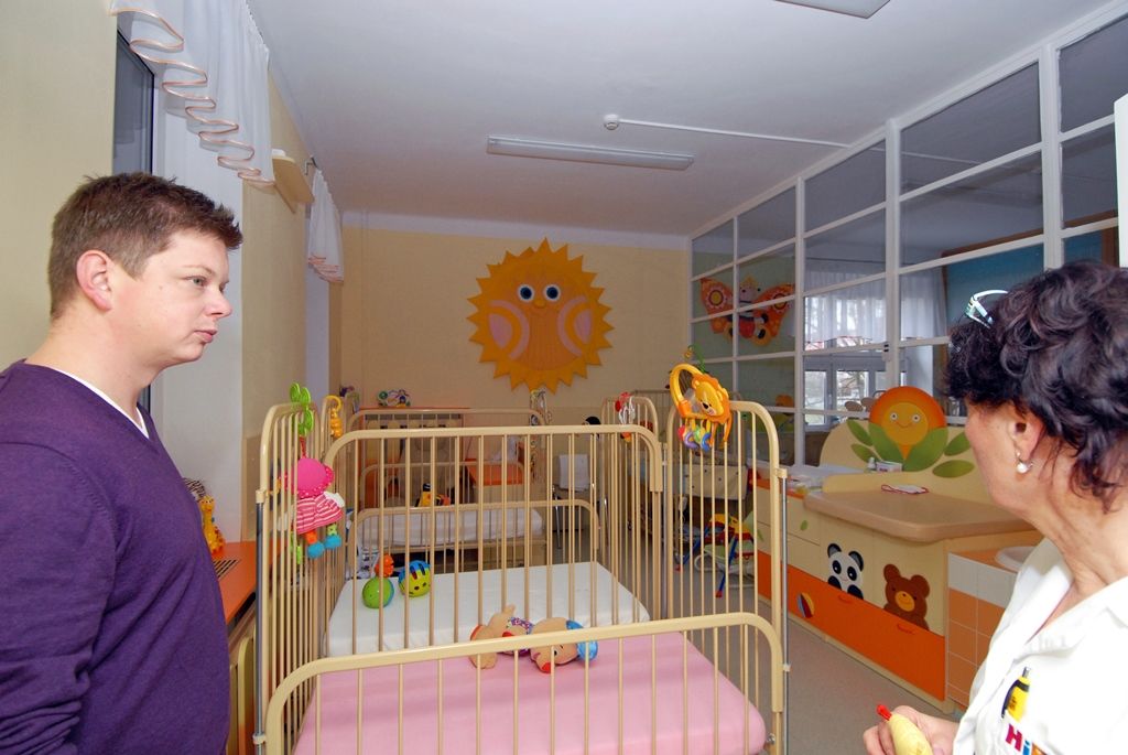 Do Dětského centra Plzeň v ulici Na Chmelnicích dnes (23.12.2014) zavítal technický náměstek primátora Pavel Šindelář. Návštěvou spojenou s předáním dárku pod stromeček udělal radost především těm, kteří v zařízení tráví vánoční čas. Dětské centrum Plzeň je jediné zdravotnické zařízení svého druhu v Plzeňském kraji, které poskytuje komplexní péči dětem od narození do tří let věku v sociální a zdravotně sociální tísni. Přijímá také ty, které nemohou ze závažných důvodů vyrůstat ve vlastní rodině. Odborná péče je věnována dětem s vrozenými vadami, tělesně a mentálně postiženým, které vyžadují ústavní péči. Dále umožňuje doléčovací a rekondiční pobyty pro chronicky nemocné a stará se o děti před umístěním do náhradních rodin. Odbornou poradenskou péči nabízí náhradním i biologickým rodinám.