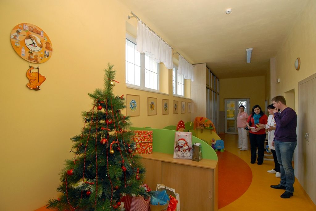 Do Dětského centra Plzeň v ulici Na Chmelnicích dnes (23.12.2014) zavítal technický náměstek primátora Pavel Šindelář. Návštěvou spojenou s předáním dárku pod stromeček udělal radost především těm, kteří v zařízení tráví vánoční čas. Dětské centrum Plzeň je jediné zdravotnické zařízení svého druhu v Plzeňském kraji, které poskytuje komplexní péči dětem od narození do tří let věku v sociální a zdravotně sociální tísni. Přijímá také ty, které nemohou ze závažných důvodů vyrůstat ve vlastní rodině. Odborná péče je věnována dětem s vrozenými vadami, tělesně a mentálně postiženým, které vyžadují ústavní péči. Dále umožňuje doléčovací a rekondiční pobyty pro chronicky nemocné a stará se o děti před umístěním do náhradních rodin. Odbornou poradenskou péči nabízí náhradním i biologickým rodinám.