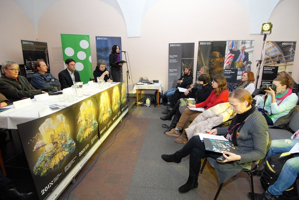 Galerie Jiřího Trnky hostí výstavu svého jmenovce, plzeňského rodáka a světově uznávaného výtvarníka. Prostory vzhledem k rozsahu poskytla i Galerie města Plzně. S autorem konceptu Janem Trnkou, potomkem Jiřího Trnky, spolupracoval Noro Držiak, laureát Českého lva za film Alois Nebel, architekt Miroslav Vavřina, kurátor Marcel Fišer z Galerie výtvarného umění v Chebu nebo Jakub Hora jako výkonný producent. (foto: 16.1.2015)