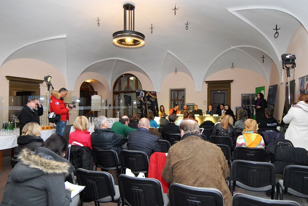 Galerie Jiřího Trnky hostí výstavu svého jmenovce, plzeňského rodáka a světově uznávaného výtvarníka. Prostory vzhledem k rozsahu poskytla i Galerie města Plzně. S autorem konceptu Janem Trnkou, potomkem Jiřího Trnky, spolupracoval Noro Držiak, laureát Českého lva za film Alois Nebel, architekt Miroslav Vavřina, kurátor Marcel Fišer z Galerie výtvarného umění v Chebu nebo Jakub Hora jako výkonný producent. (foto: 16.1.2015)